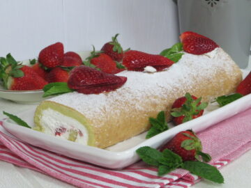 Rotolo con panna e fragole: dolce fresco e leggero