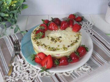 Torta mousse al cioccolato bianco e fragole: fresco, delicato e golosissimo