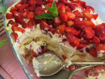 Tiramisù alle fragole: cremoso e pieno di fragole