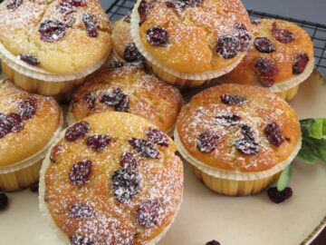 Muffin con cioccolato bianco e mirtilli rossi