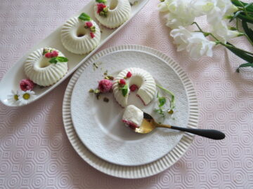 Panna cotta con gelée di lamponi: ricetta classica per farla in casa perfetta