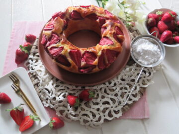 Torta yogurt e fragole: Ricetta veloce