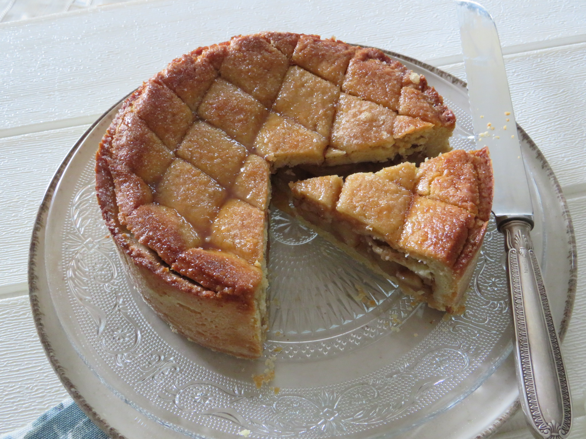 Torta di pasta frolla ripiena di mele: Ricetta semplice e golosa