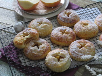 Sfogliatine ripiene di mele caramellate: ricetta facile e veloce