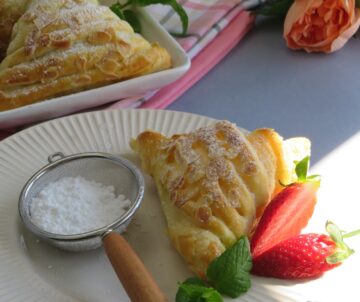 Sfogliatine ricotta e fragole: croccanti fuori, cremose e irresistibili dentro
