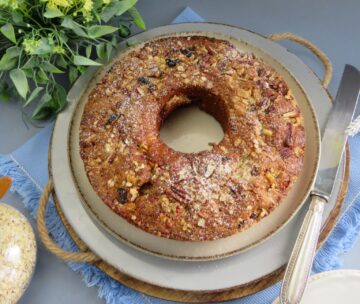 Torta con farina d'avena, frutta secca e gocce di cioccolato