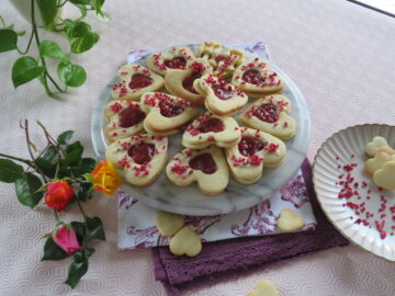 Biscotti a forma di cuore ripieni di marmellata