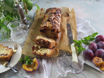 Plumcake alle prugne e cannella sofficissimo e profumato: ricetta facile e veloce