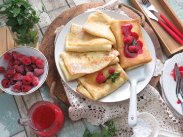 Naleśniki z serem i sosem malinowym – Ricetta polacca di crepes con ricotta e coulis di lamponi.