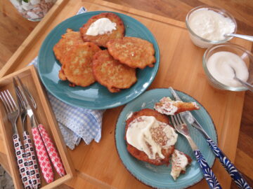 Tradycyjne polskie placki ziemniaczane - chrupiące i złociste. Frittelle di patate croccanti e dorate - una tradizionale ricetta polacca.