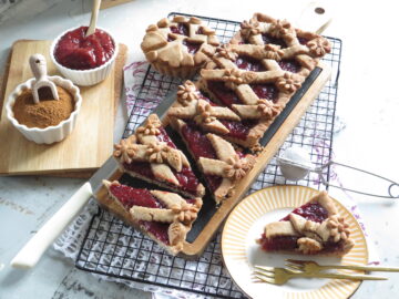 Crostata speziata alla cannella con cuore di confettura di prugne